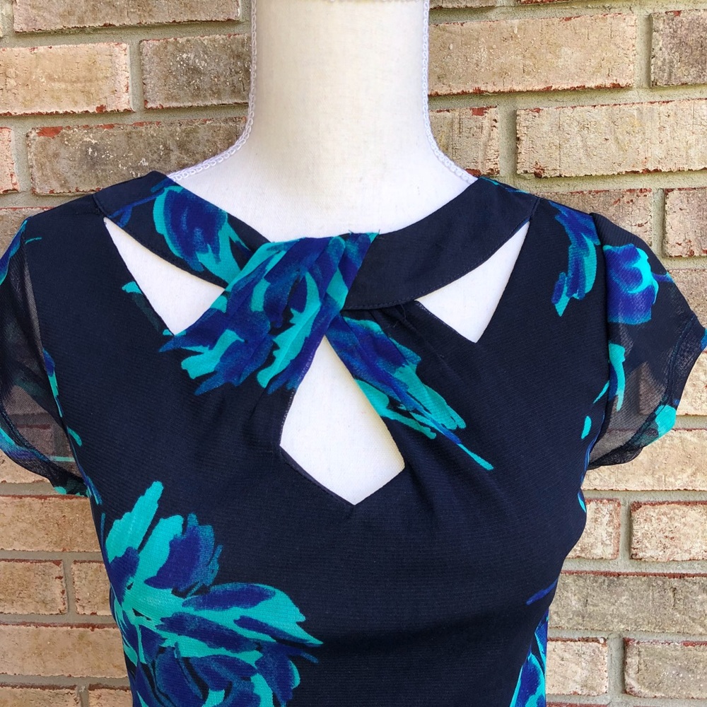 criss-cross neck top - Picture 2 of 3
